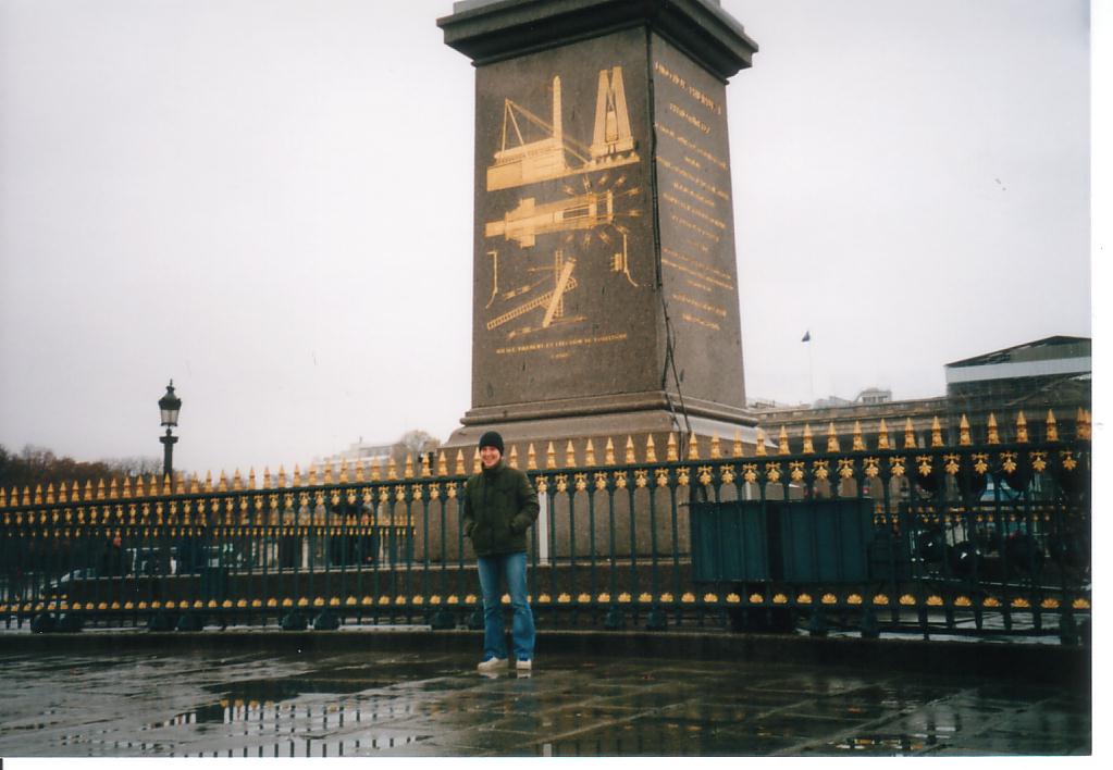 Kristina auf dem Place de la Concorde.JPG