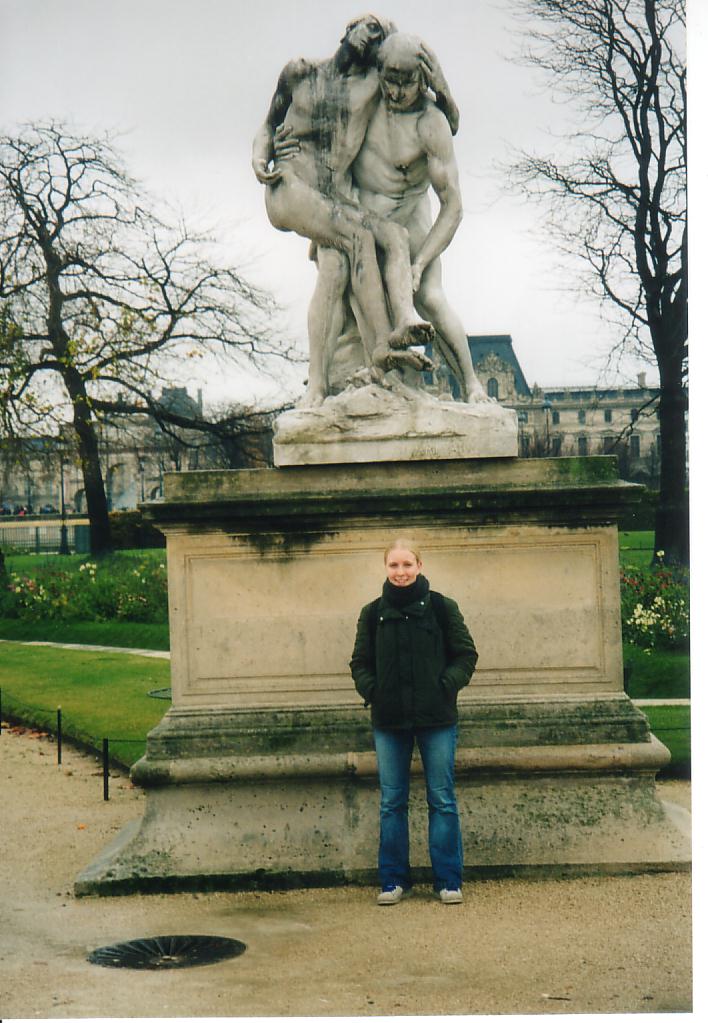 Kristina im Jardin du Louvre.JPG