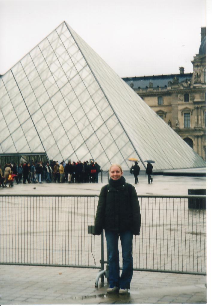 Kristina vor Louvre.JPG