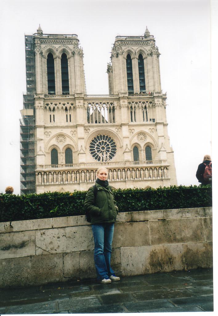 Kristina vor Notre Dame.JPG