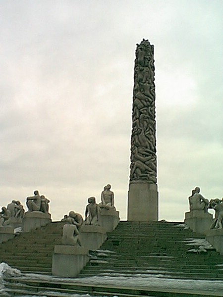 17 meter Statue im Vigelandspark.jpg