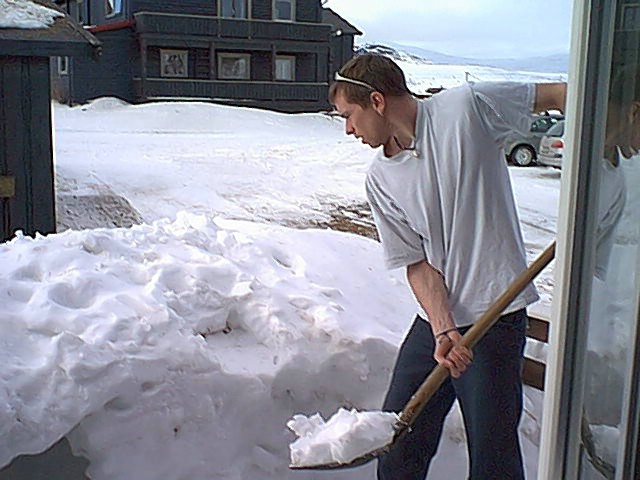 Danny beim Schnee rumen 2.jpg