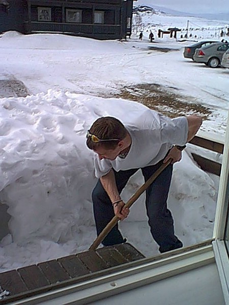 Danny beim Schnee rumen.jpg