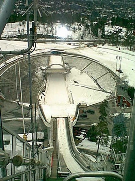 Holmenkollen von oben.jpg