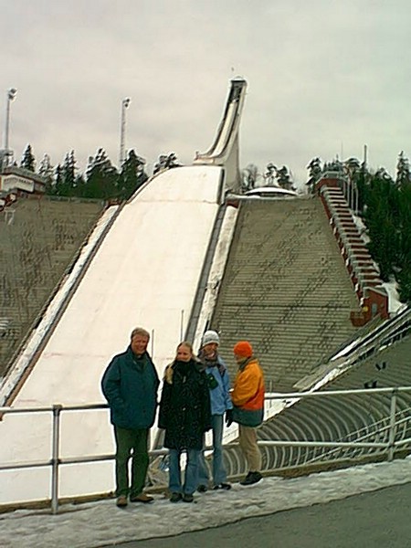 Holmenkollen von unten.jpg